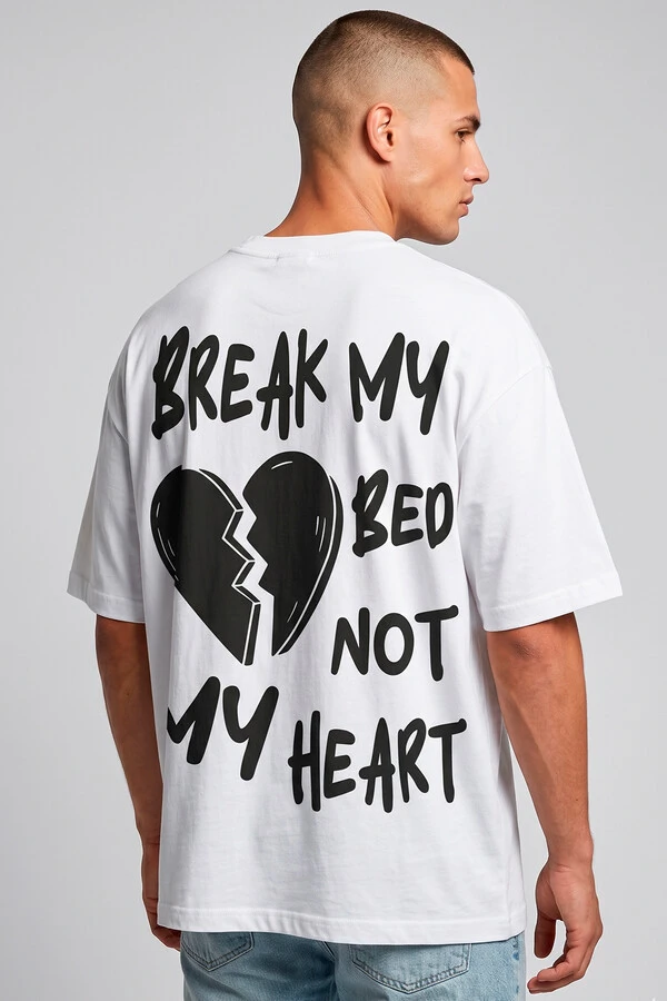 Camiseta oversized branca Break My Bed