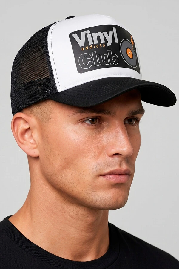Boné trucker retrô branco e preto Vinyl
