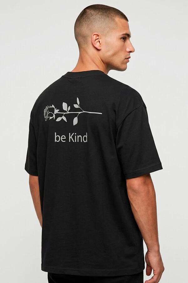 Camiseta oversized preta Be Kind
