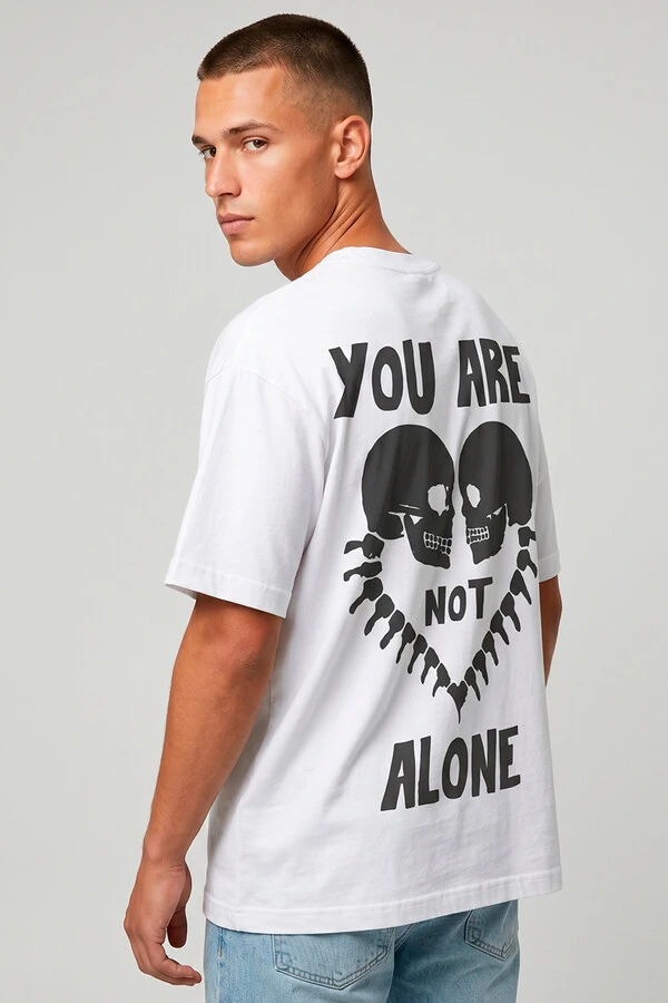 Camiseta oversized branca Alone