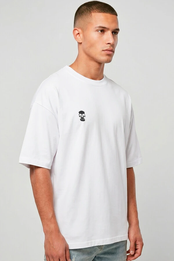 Camiseta oversized branca Skull