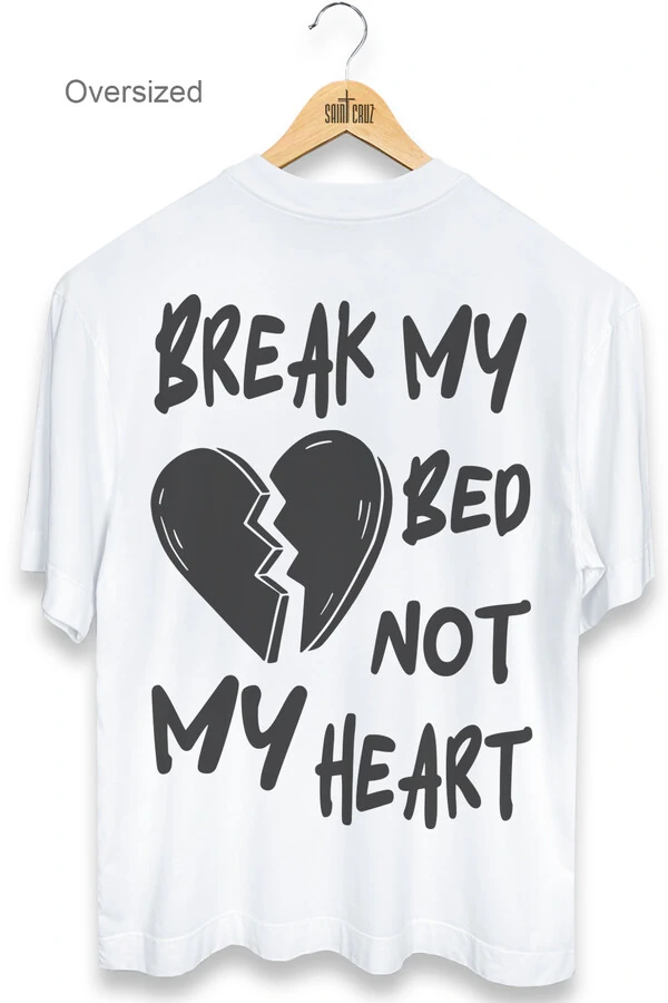 Camiseta oversized branca Break My Bed