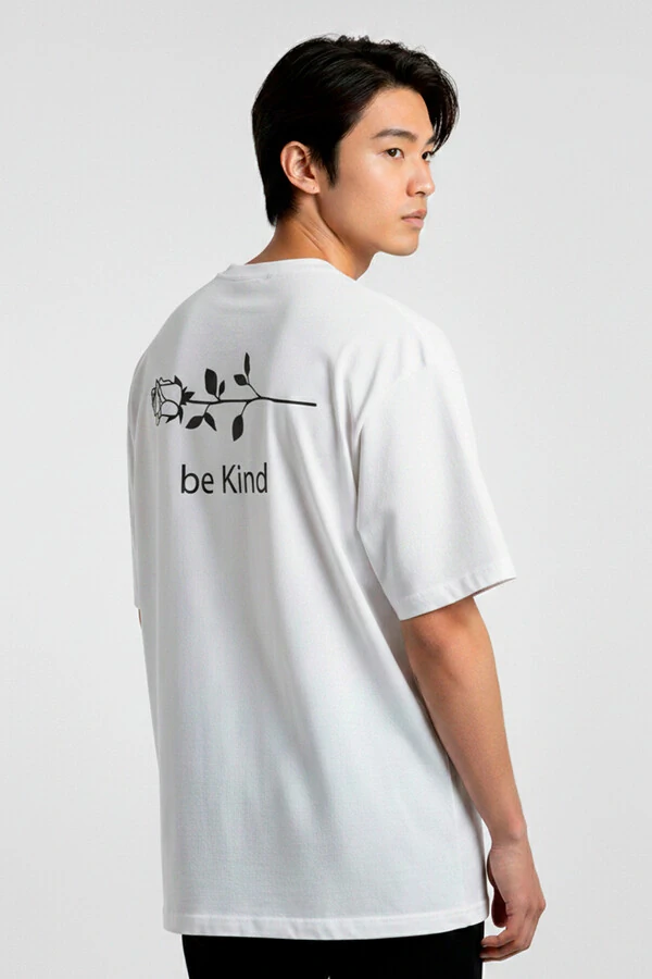 Camiseta oversized branca Be Kind