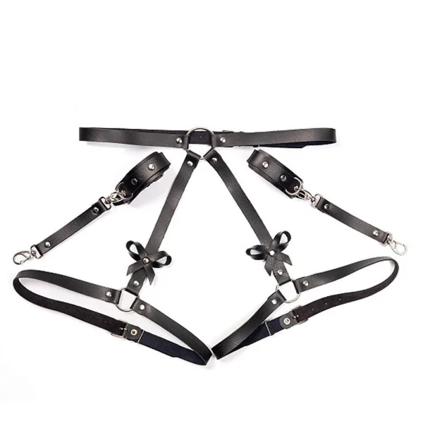 Harness em Couro e Metal com Bracelete e Detalhe de Laço