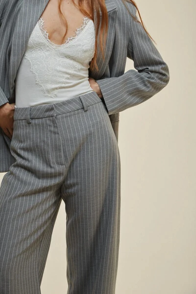 Look feminino com um conjunto de alfaiataria