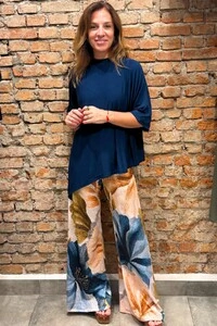 Blusa Livia com golinha assimétrica em malha