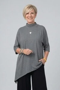 Blusa Livia com golinha assimétrica em malha