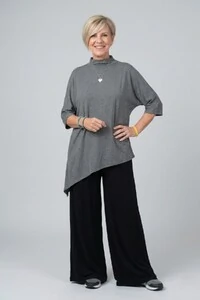 Blusa Livia com golinha assimétrica em malha