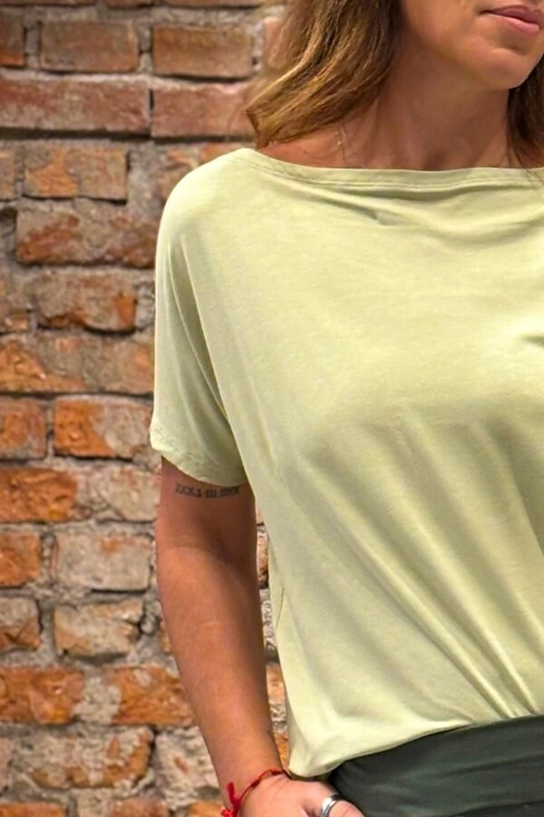 Blusa Decote Canoa Lisa