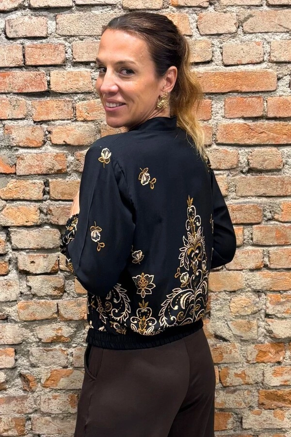 Jaqueta Corta Vento com ziper.