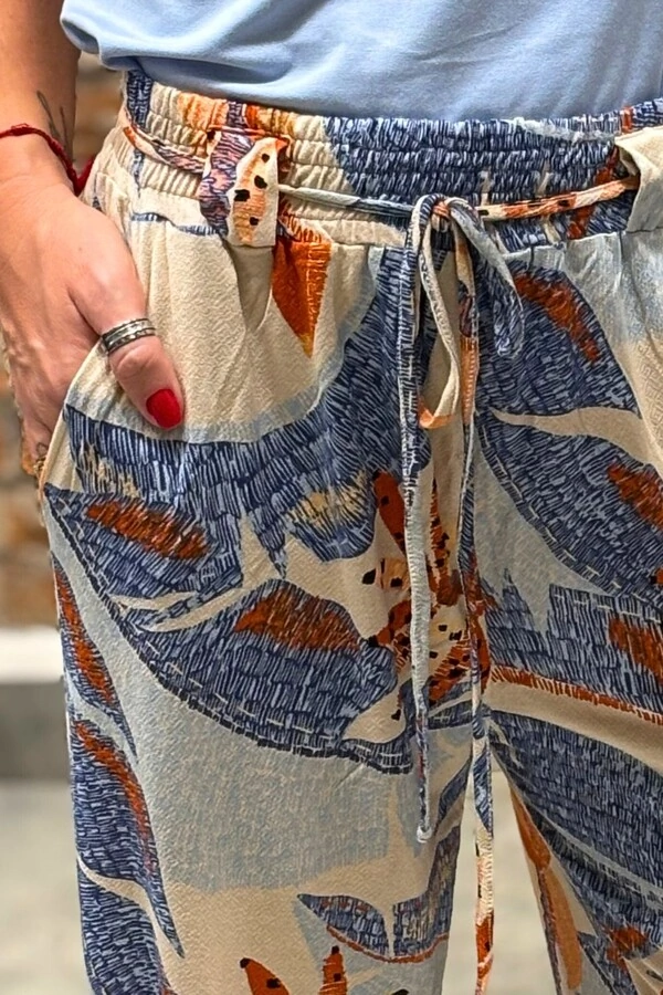 Calça em malha crepiada Olyra com cordão na cintura