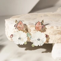 Brinco Flor de Madreperola 2 em 1 Rodio