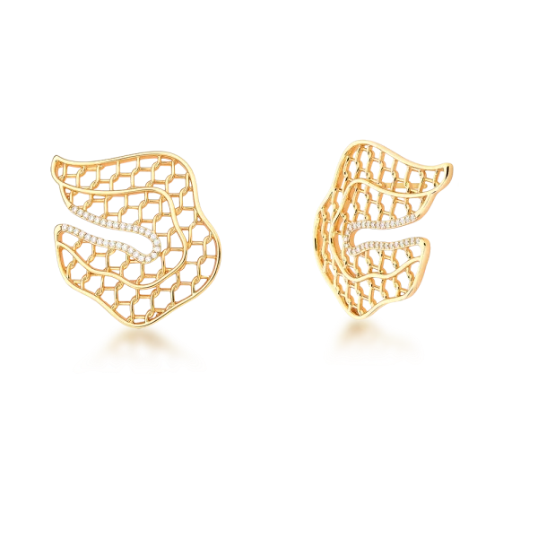 Brinco curvo vasado liso com zircônias centrais banhado a ouro