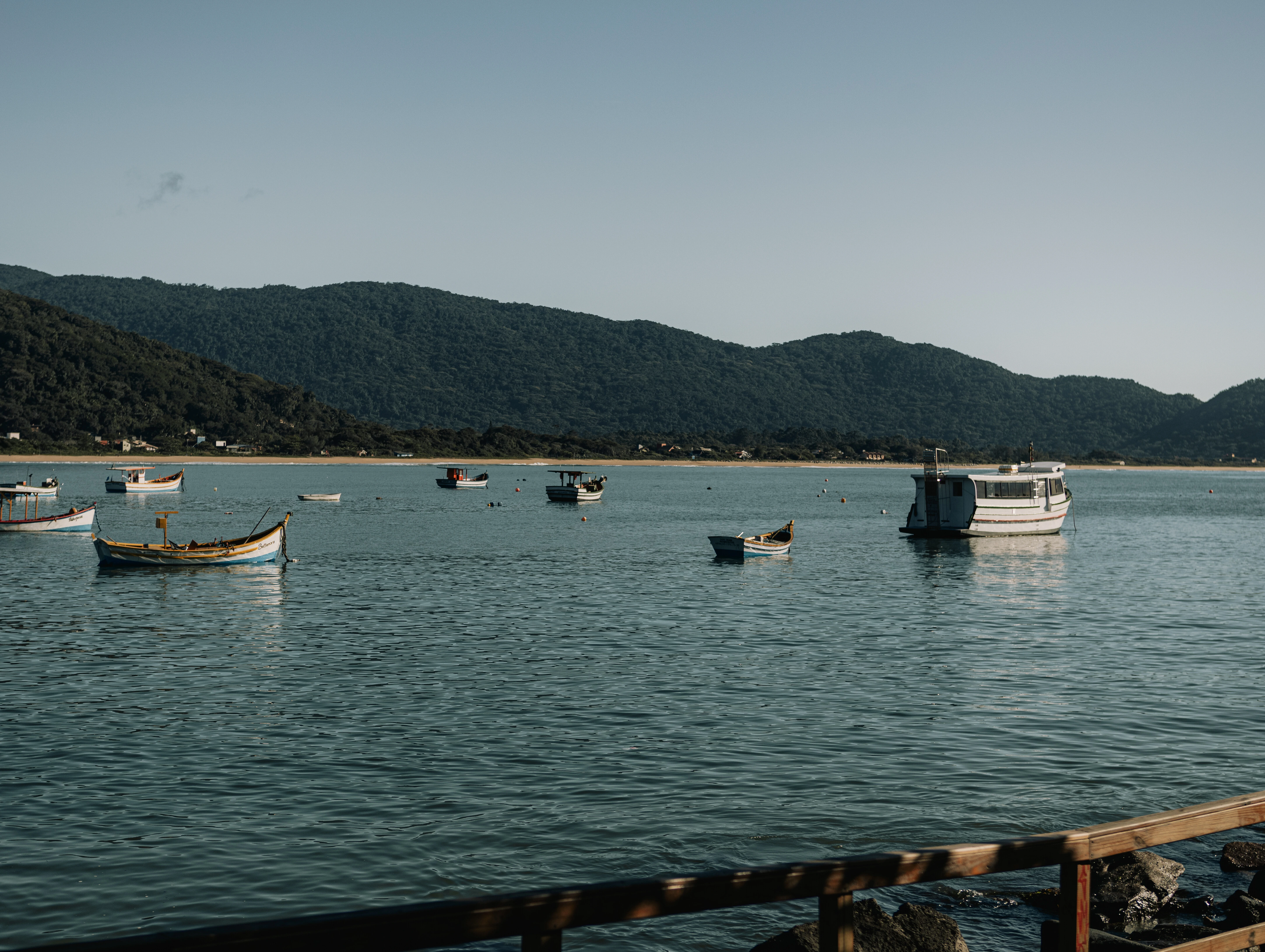 Barcos no litoral sul