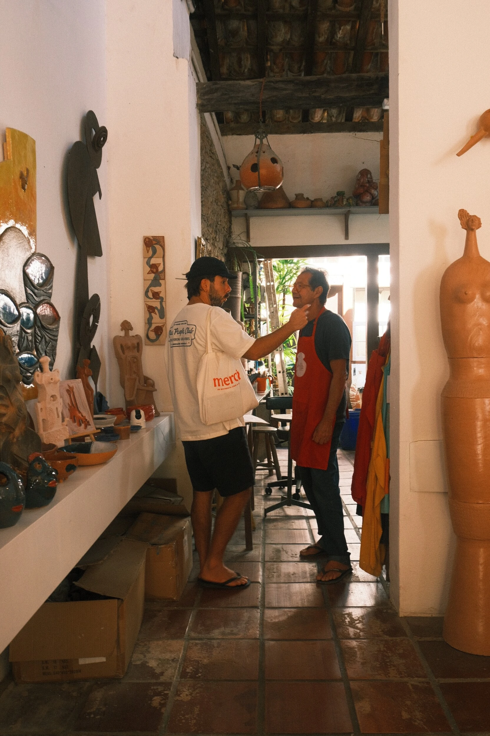 Murilo conversando com o ceramista Dalcir Ramiro em seu ateliê em Paraty