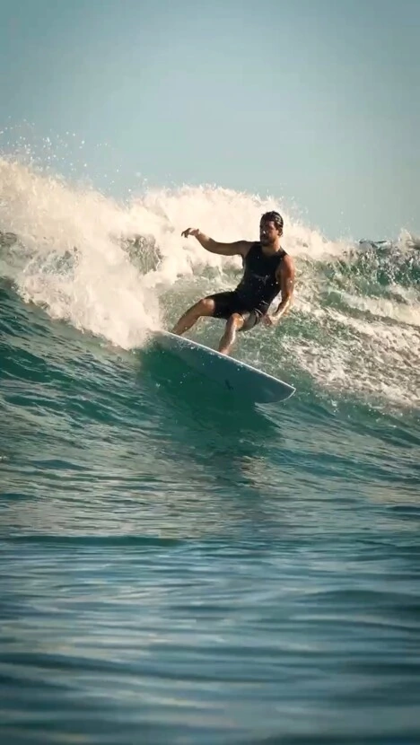 Murilo surfando uma onda em Itamambuca