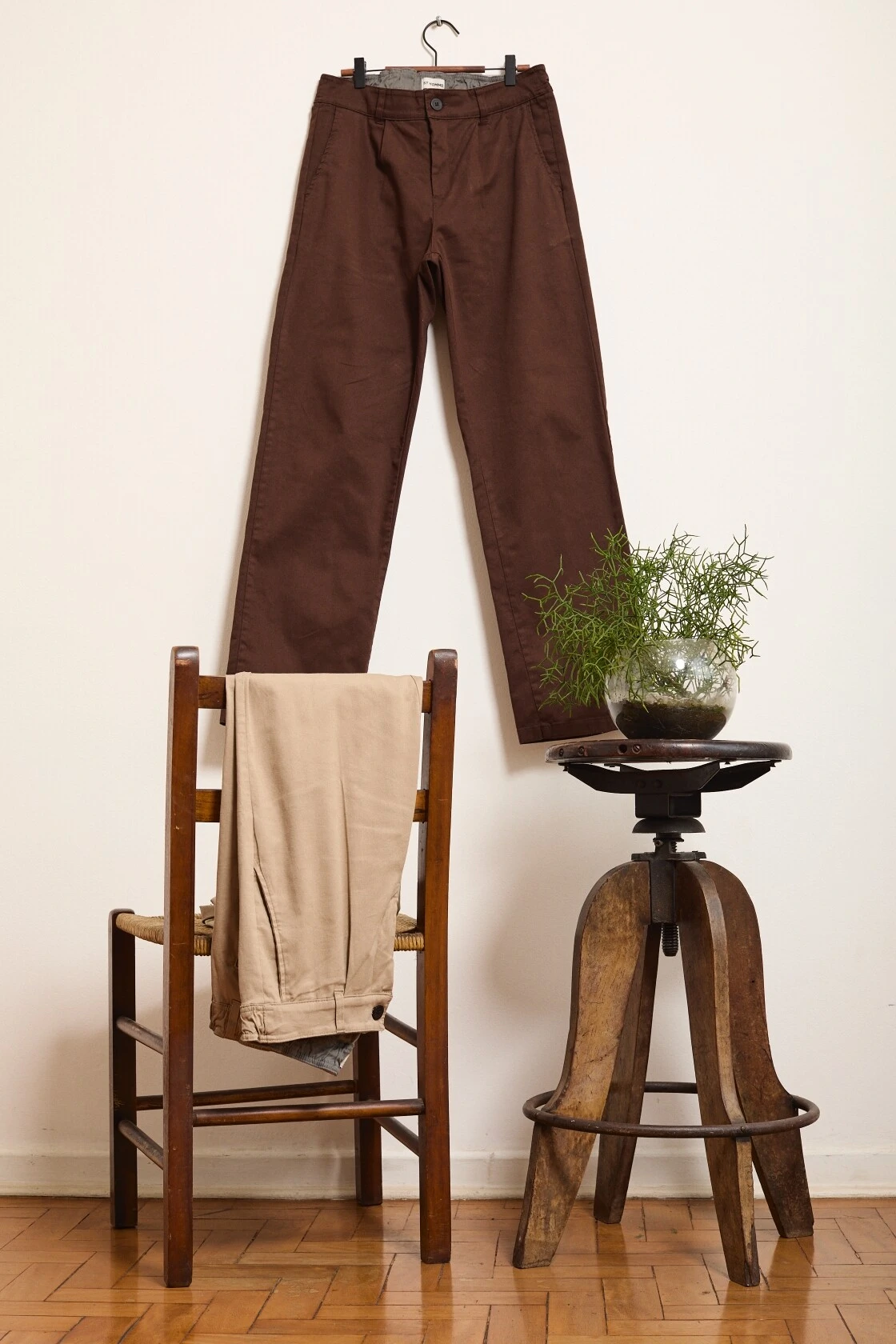As duas cores da Calça Reta All Day Elastic Motion, marrom e areia, penduradas lado a lado