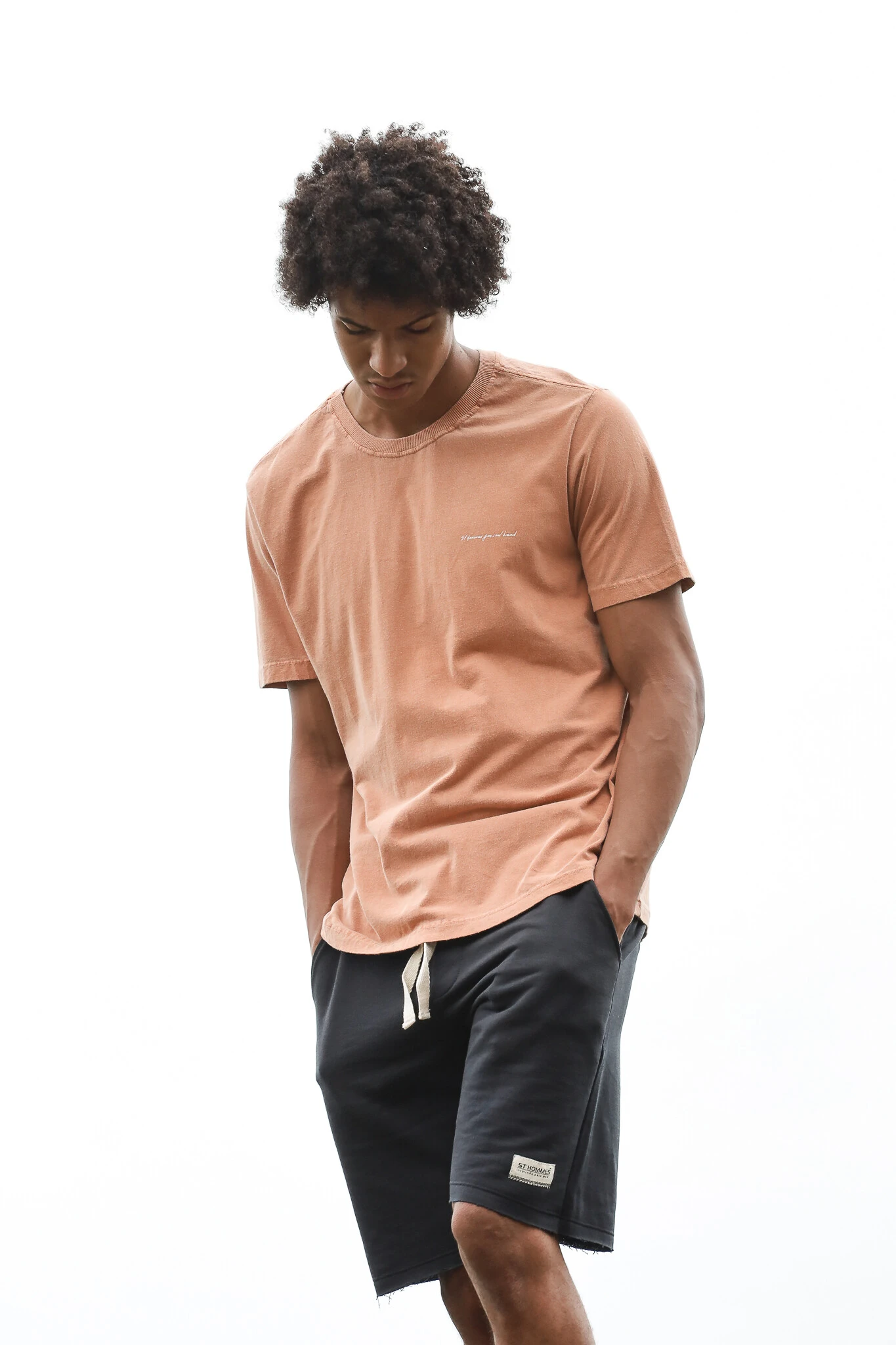Camiseta básica ST Hommes em uso com short escuro