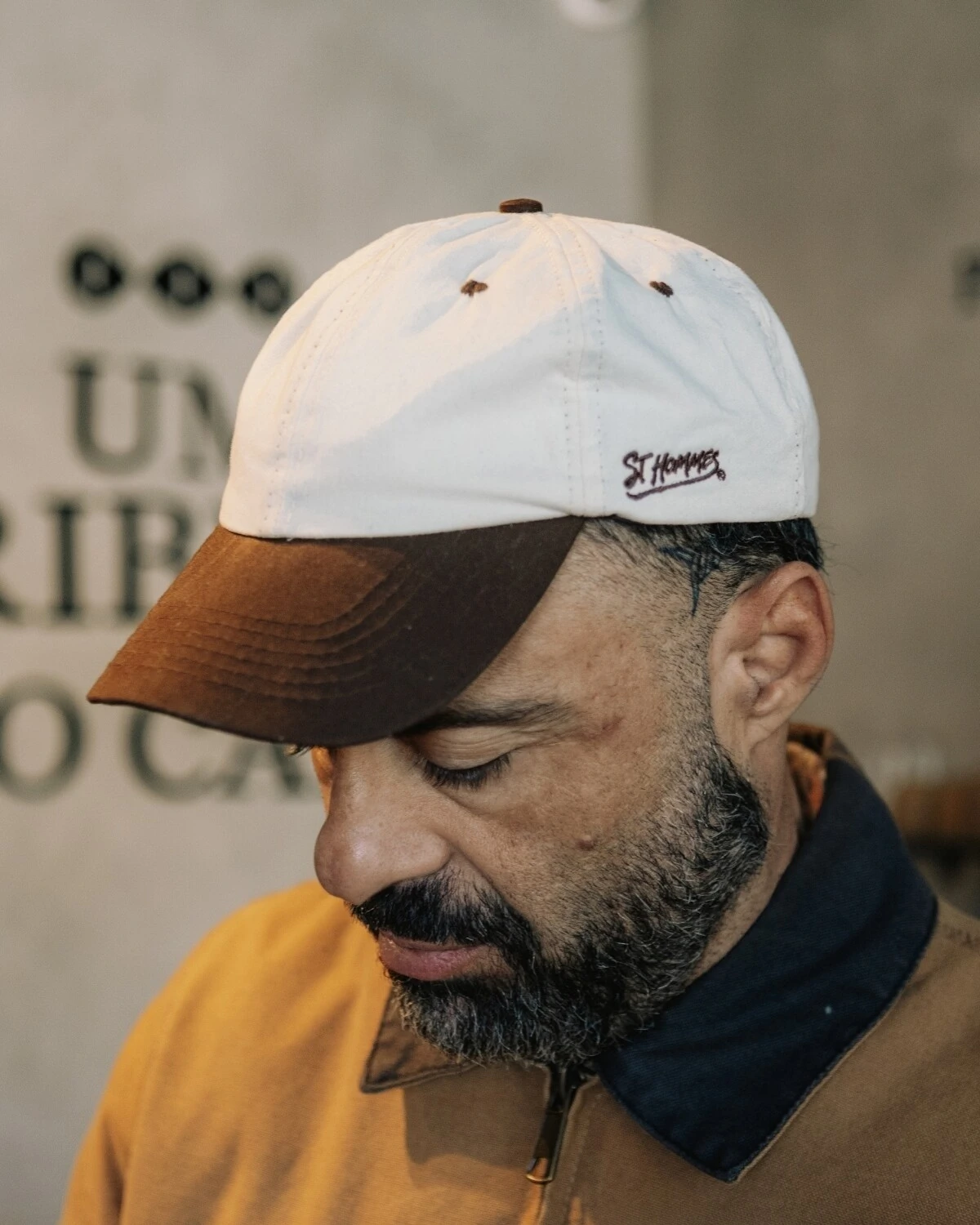 Homem usando o boné da collab St Hommes × Fabio Luiz