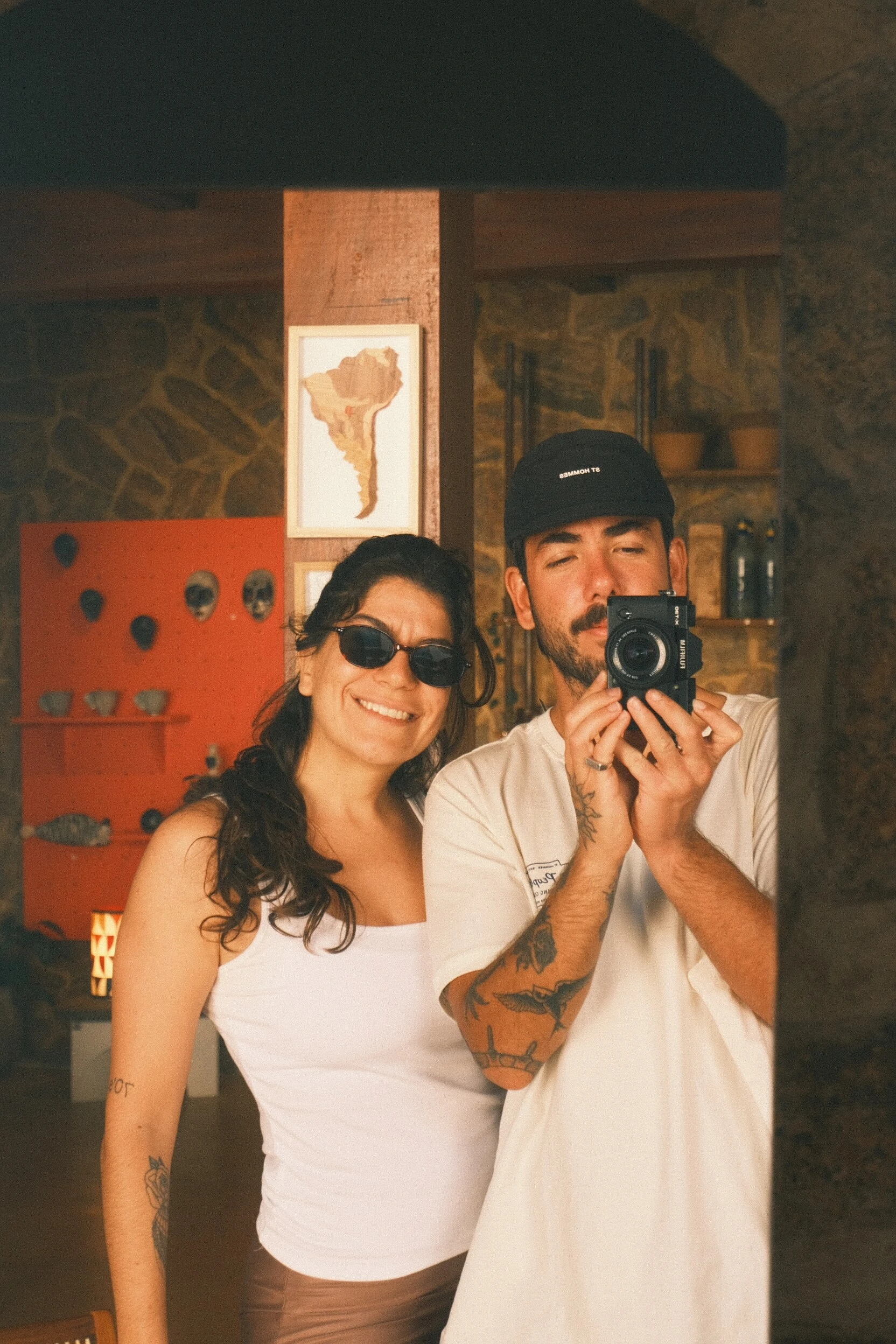 Pati Santaella e Murilo Lopes diante de um espelho durante a viagem em Paraty