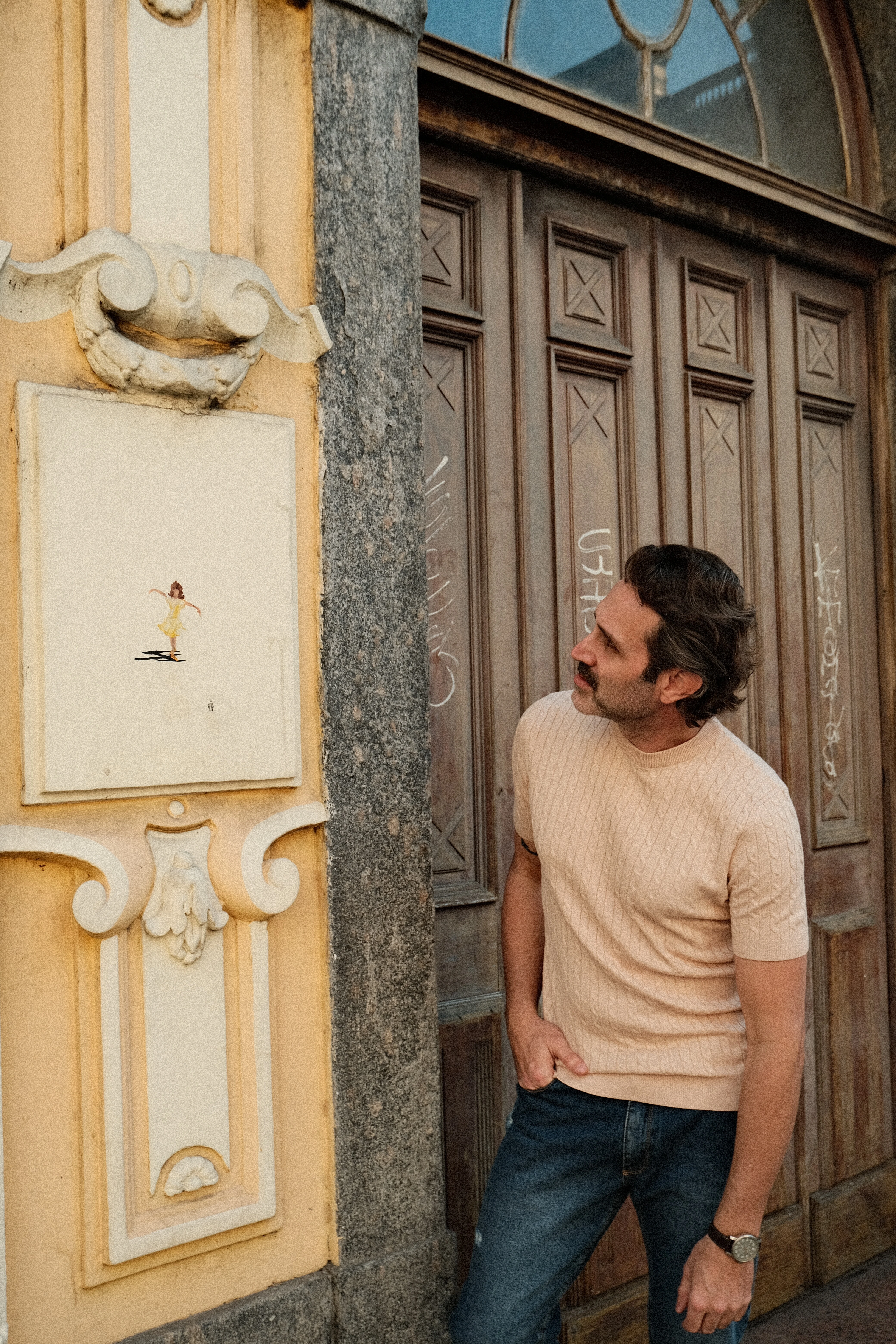 ST Hommes First Spring Season com camiseta masculina texturizada em viscose, caimento em uso real