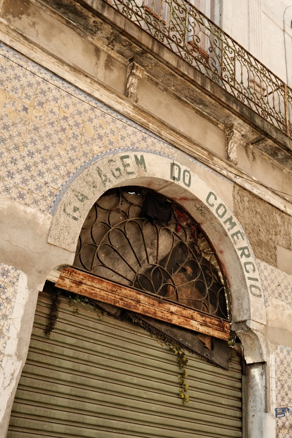 Fachada antiga com arco de azulejos, cenário de inspiração