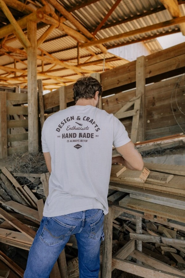 Camiseta Design and Crafts