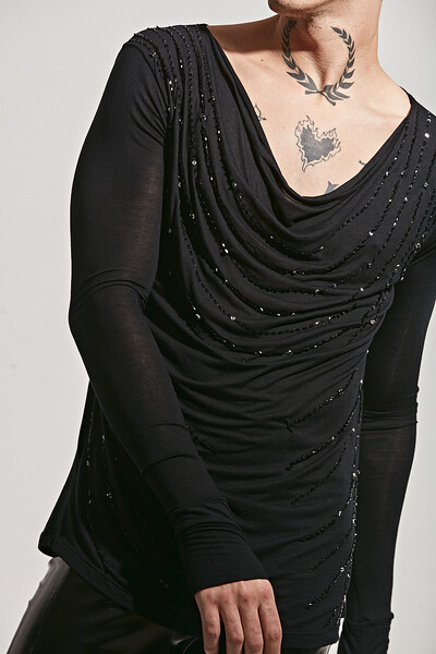 FotoCamiseta Degagê Bordada em Vidrilhos e Paetês