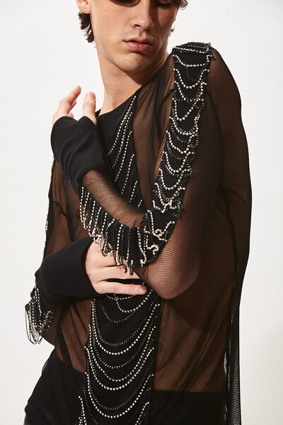 FotoCamiseta com Recortes em Tule Bordada com Correntes e Strass