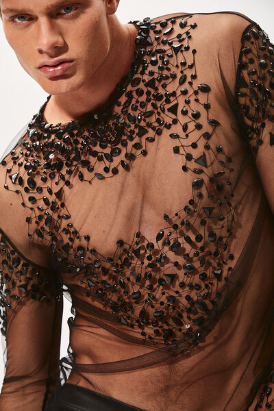 FotoCamiseta em Tule Invisible Preto Bordada com Cristais