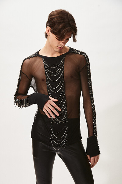 Foto Camiseta com Recortes em Tule Bordada com Correntes e Strass