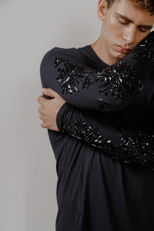 T-Shirt Manga Longa Bordado Camafeu