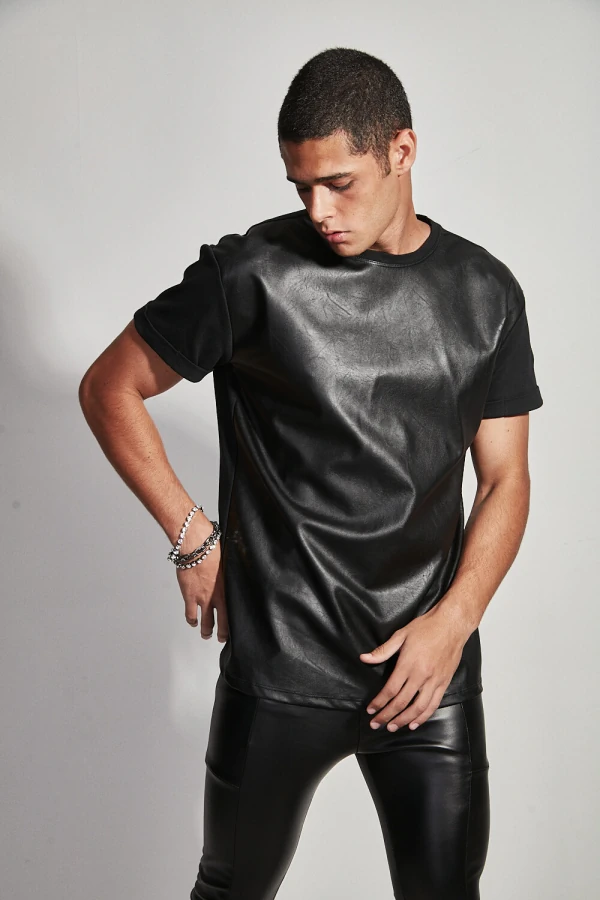 Camiseta Em Couro Básica