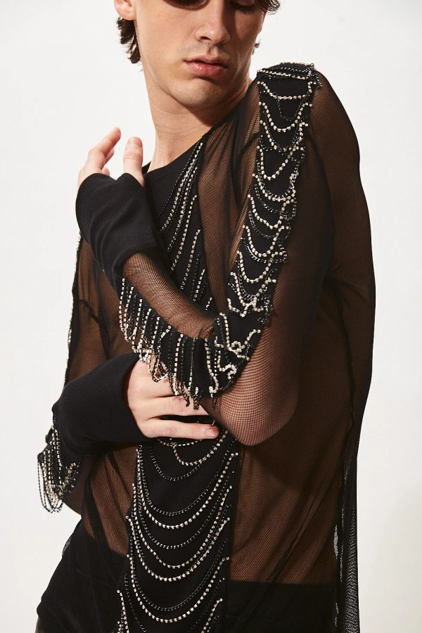 Camiseta com Recortes em Tule Bordada com Correntes e Strass