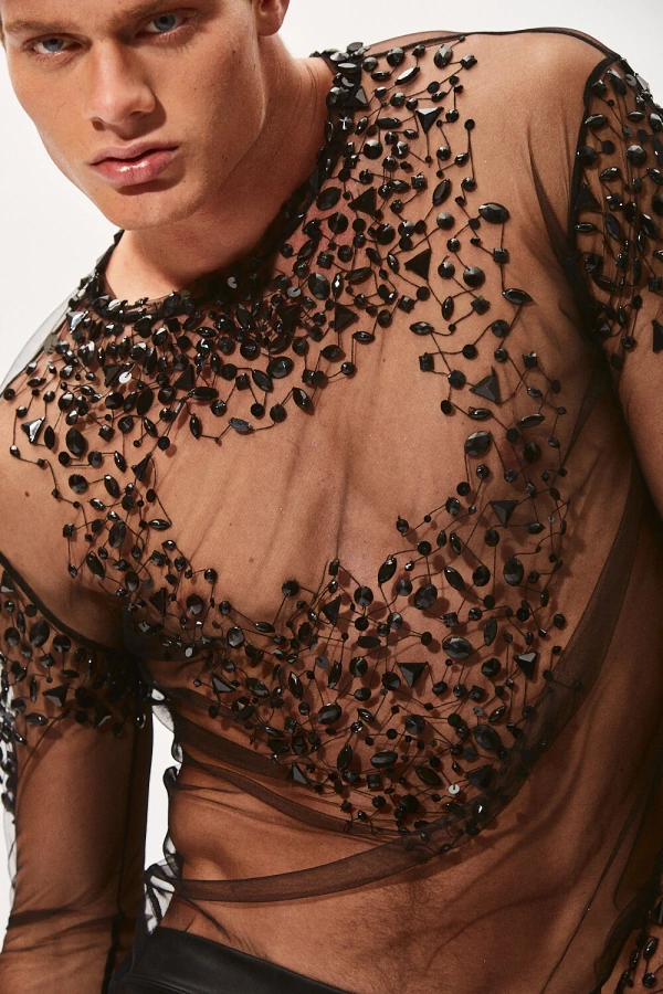 Camiseta em Tule Invisible Preto Bordada com Cristais