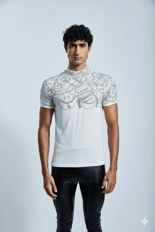 Camiseta Dékada Bordada em Cristais