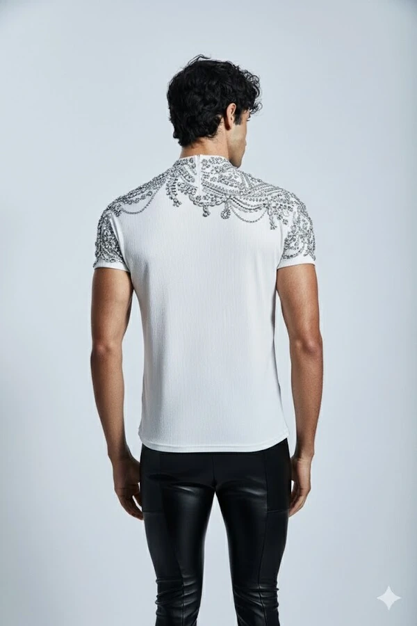 Camiseta Dékada Bordada em Cristais