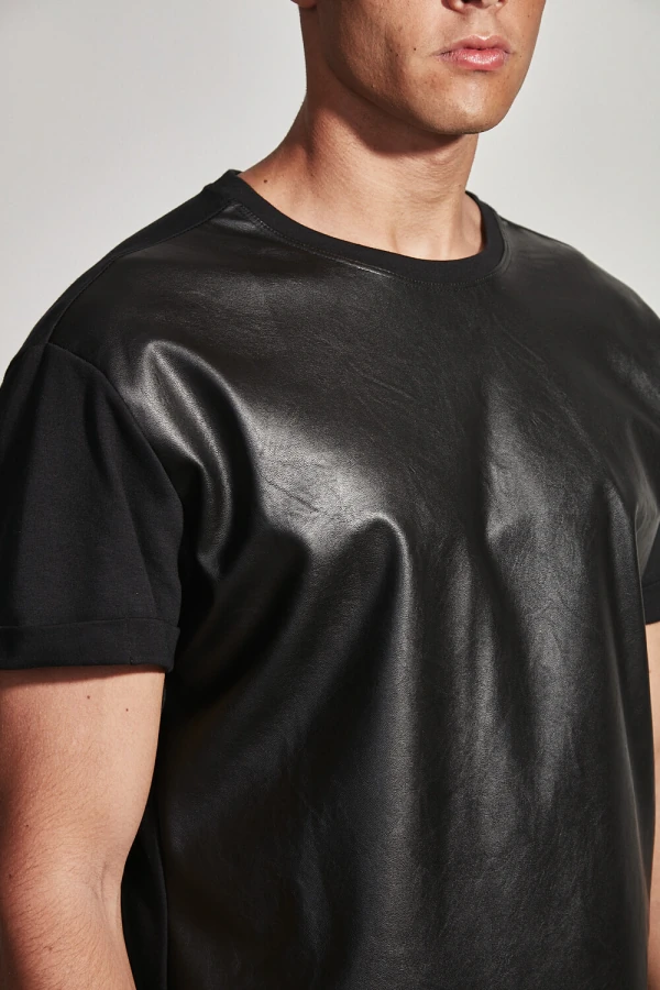 Camiseta Em Couro Básica
