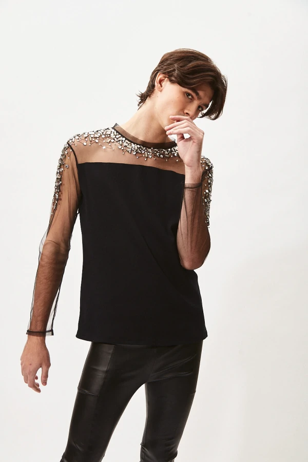 Camiseta em Pala de Tule Bordada com Cristais