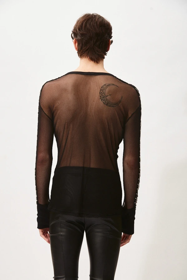 Camiseta com Recortes em Tule Bordada com Correntes e Strass