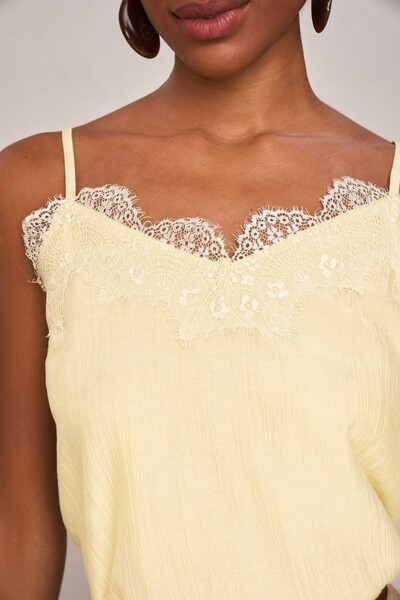 Foto Blusa Alcas Decote Renda