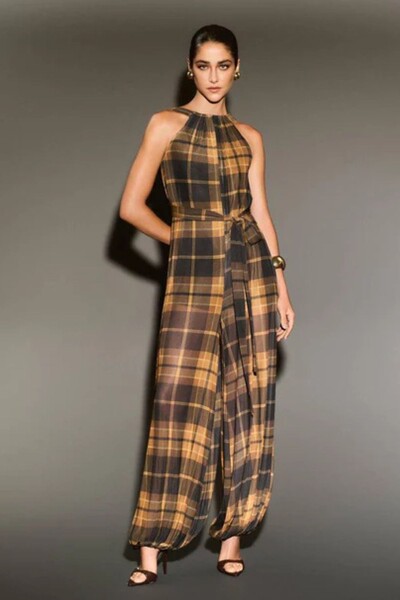 Foto Macacão com Amarração Costas em Tule