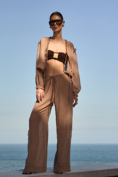 Foto Conjunto Blusa e Calça com Detalhes em Babados