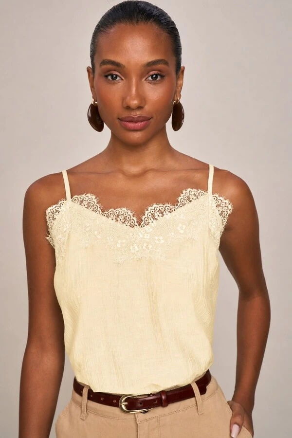 Blusa Alcas Decote Renda