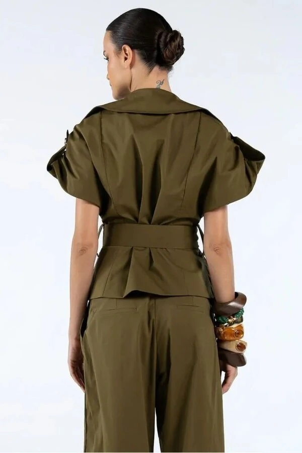 Colete Transpassado Manga Dobrada e Faixa