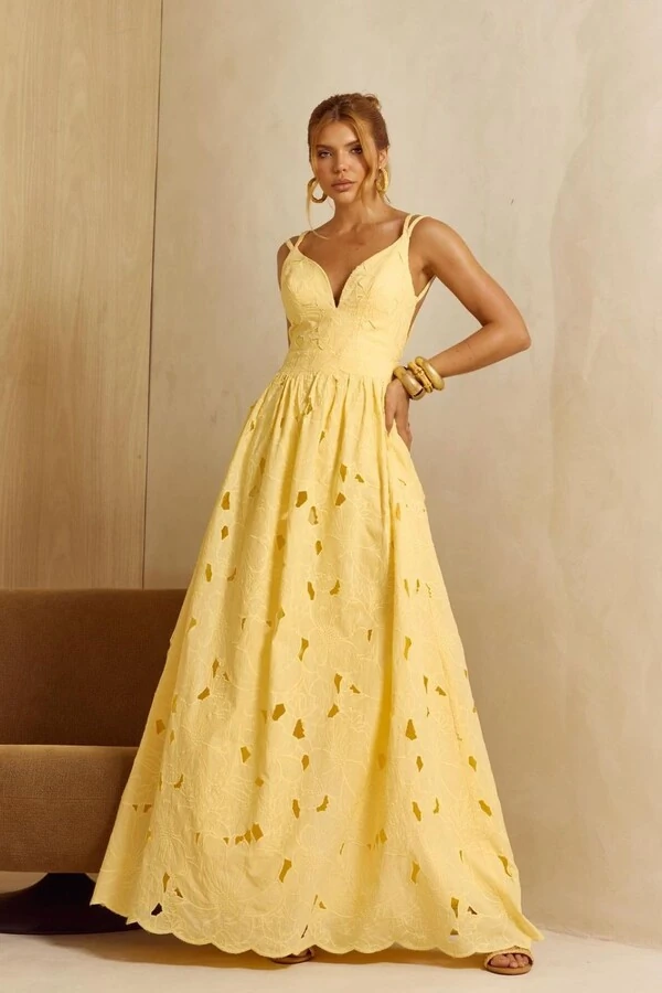 Vestido Longo Bordado com Decote Profundo