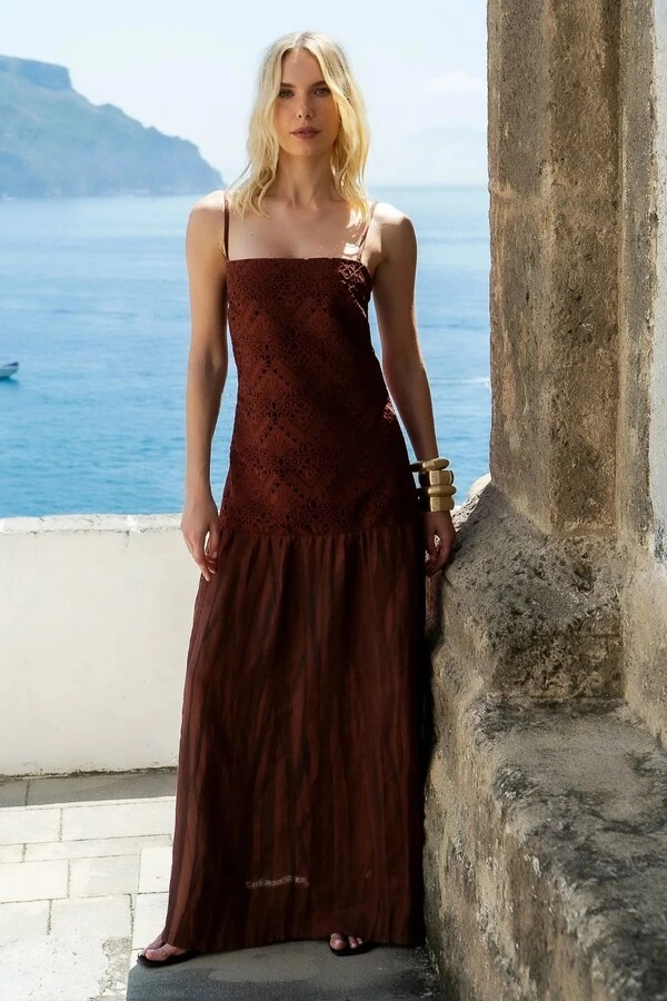Vestido Longo Em Renda Guipuir e Saia De Linho