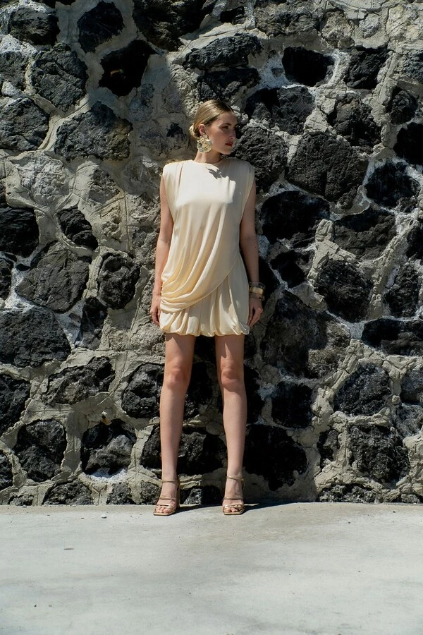 Vestido Curto Jersey Ombreira e Balonê