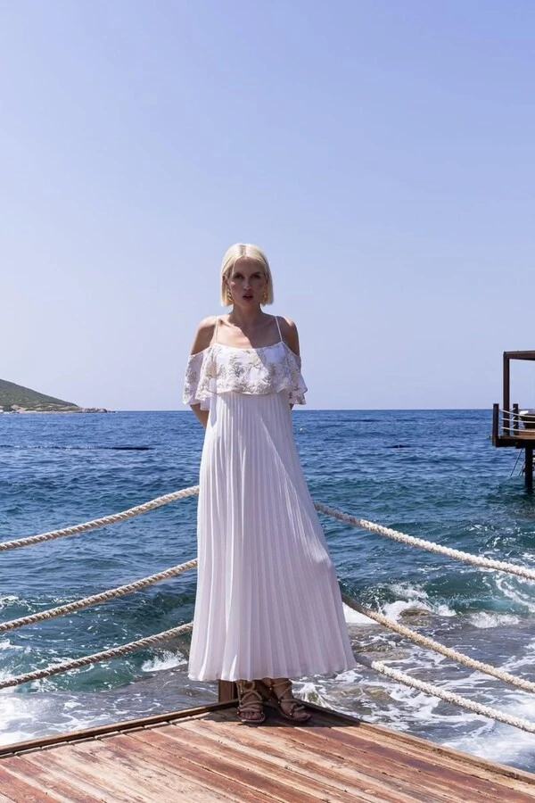 Vestido Plissado com Babados