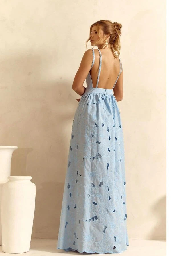 Vestido Longo Bordado com Decote Profundo